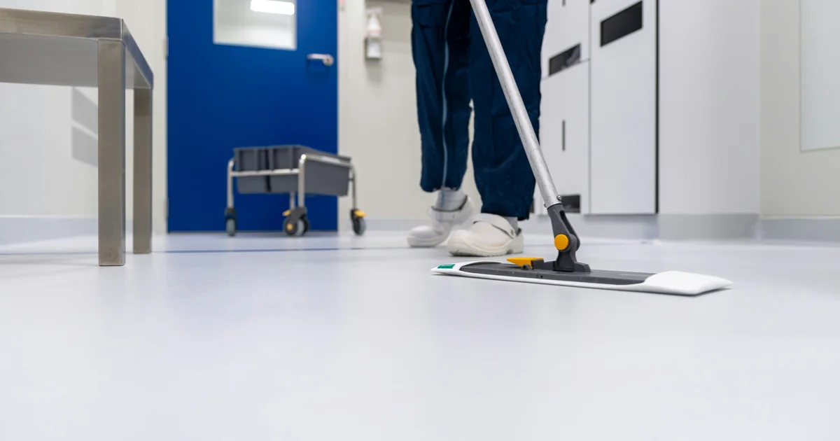 Gepflegte Aussenanlage eines Mehrfamilienhauses als Ergebnis professionellen Hausmeister-Services