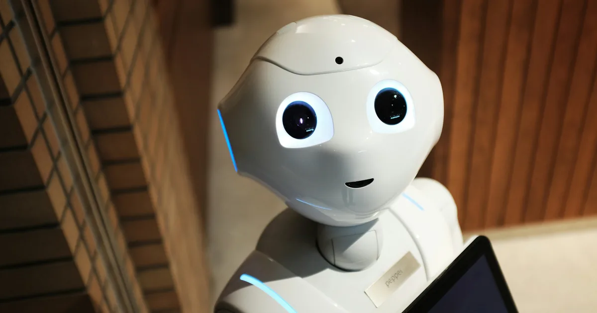 Humanoider Roboter steht fuer KI in der Hausverwaltung