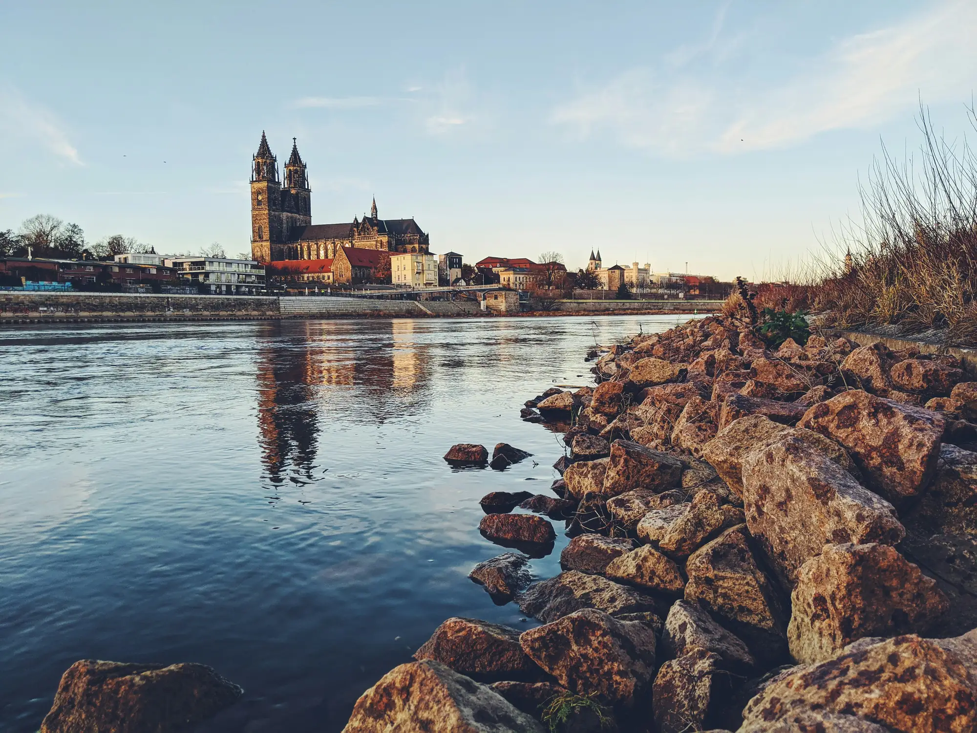 Magdeburger Dom über der Elbe: Wahrzeichen der Landeshauptstadt