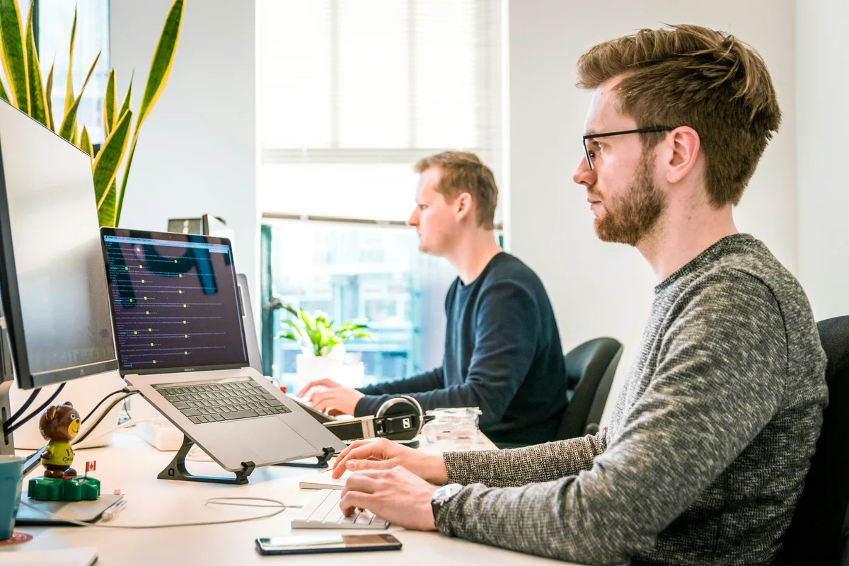 GENO Group Team-Mitglieder arbeiten digital mit modernen Systemen für die Hausverwaltung